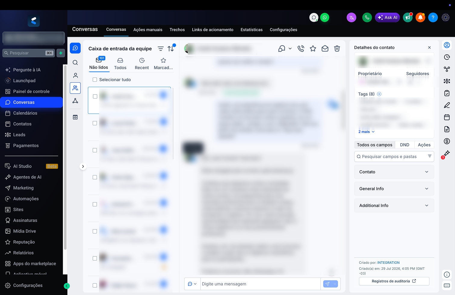 Caixa de entrada da equipe no Socialfy CRM, com fila de conversas e histórico — dados sensíveis desfocados