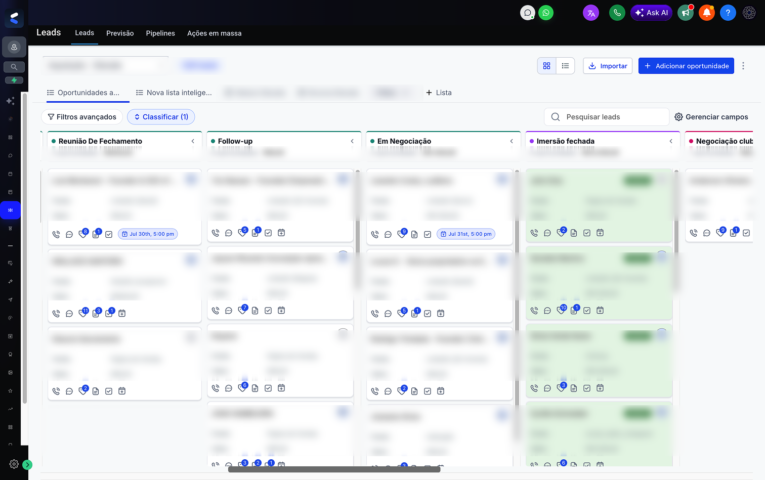 Funil do Socialfy CRM com etapas nomeadas, cards de oportunidade e responsáveis — dados sensíveis desfocados
