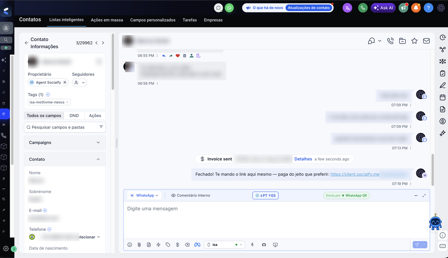 Conversa de WhatsApp no Socialfy CRM com fatura criada e link de pagamento enviado dentro do chat — nomes, mensagens e valores desfocados